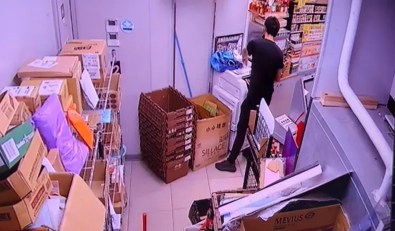 超商店員監守自盜侵占包裹超商店員監守自盜侵占包裹。（圖／翻攝畫面）