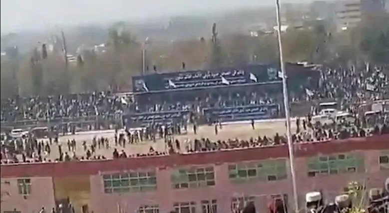 阿富汗13歲少年「槍決滅門凶手」8萬人圍觀。（圖／翻攝X「afg_uprising」）