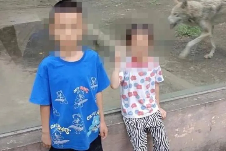 小兄妹慘被父親灌農藥毒死。（圖／翻攝新浪微博）