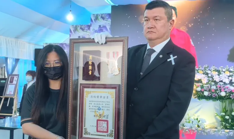 內政部政務次長馬士元頒贈褒揚令，表彰伍程嶸救災英勇奉獻。（圖／中天新聞）