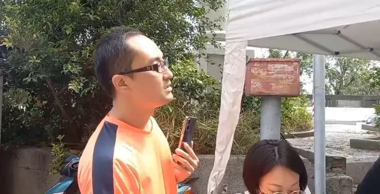 徐尚賢拒絕讓調查局人員帶走罷免黃捷、許智傑志工。(圖/高雄雙罷劫)