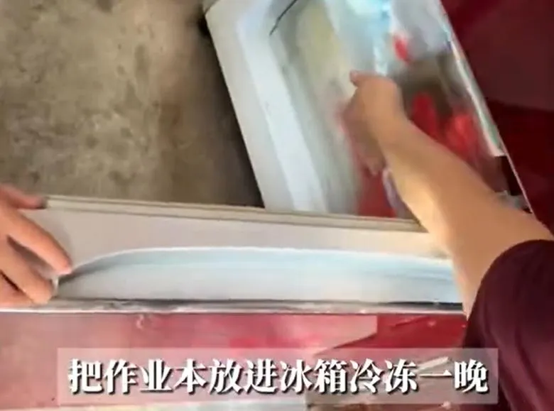 可擦筆採用特製油墨,在遇熱情況下,字跡也容易消失,家長聽網友的建議把作業本放進冰箱裡冷凍。(圖/翻攝微博@掌聞視訊)
