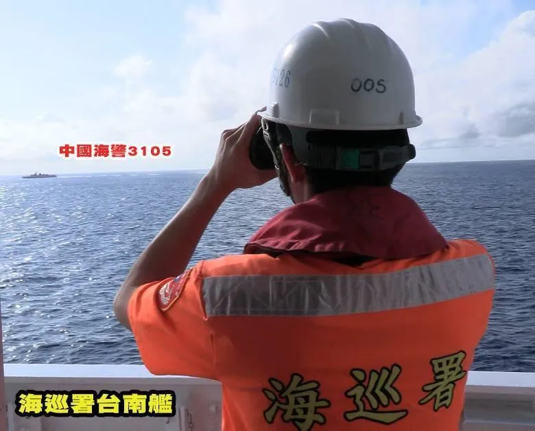 9月30日上午發現2艘大陸海警船進入東沙限制水域，立即調派「臺南艦」及「旗津艦」前往監控驅離。（圖／海巡署）