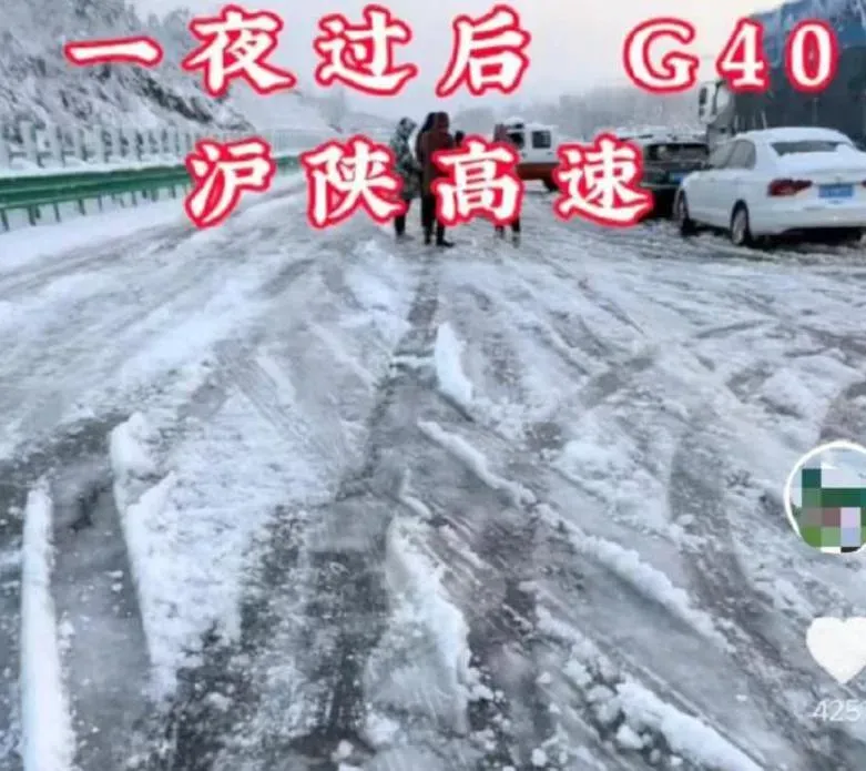 楊男拍下高速公路受阻情形。（圖/翻攝《網易》）