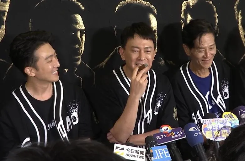 王識賢（中）逗趣作勢模仿王陽明。（圖／記者 楊進明 攝）