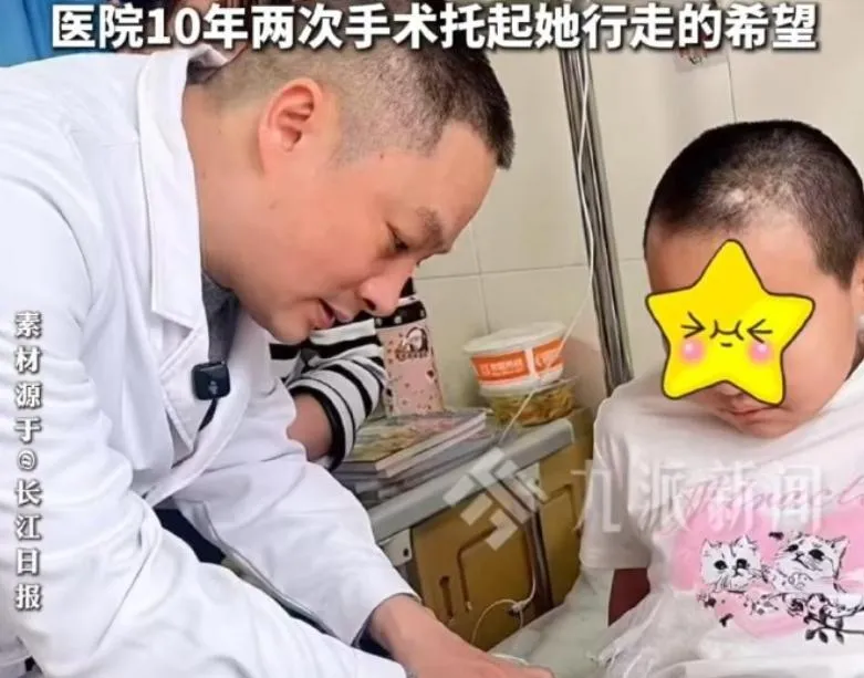 如今已10歲的園園（右）逐漸恢復行走能力。（圖／翻攝新浪微博）