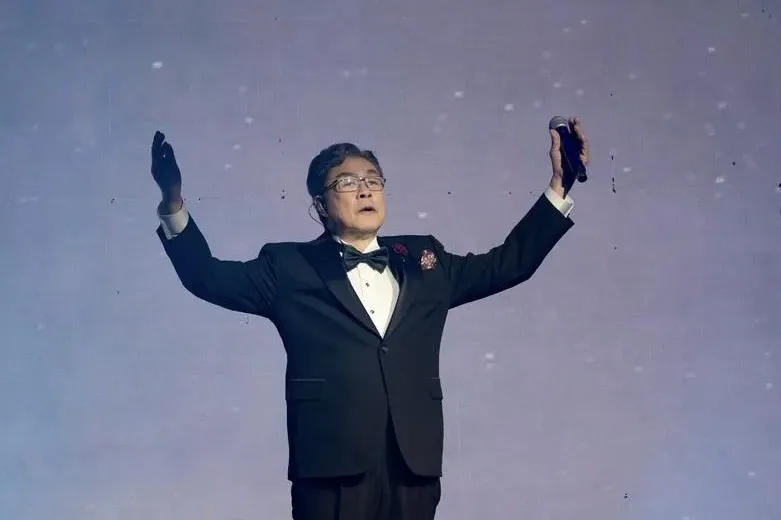 歌手楊烈（圖）《自由之地》巡迴演唱會台北場7日晚間在台灣戲曲中心登場，高歌一曲後，楊烈張開雙臂接受觀眾掌聲喝采。(圖／中央社）