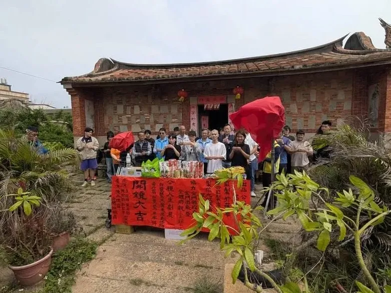 公視人生劇展新作《白鷺鷥其實是黑色怪物》在金門縣金城鎮後豐港洪暄古厝取景開拍，劇組10日舉行開鏡儀式，祈求拍攝一切順利。（圖／中央社）