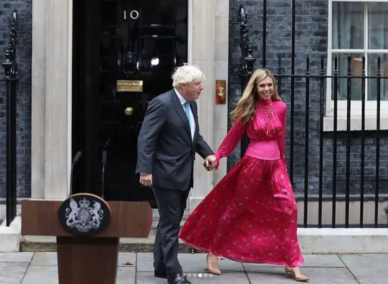 英國前首相強生（左）的妻子席孟茲（右）近日自曝感染流感。（資料照／翻攝自IG@carrielbjohnson）