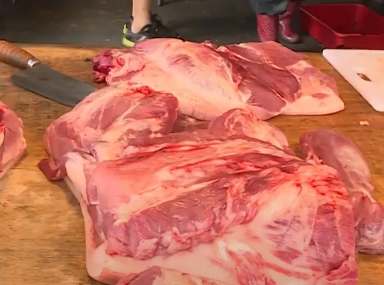 立冬過後天氣漸漸變冷,豬肉吃的飼料更多、成長較快,未來價格將會慢慢回穩。(示意圖/中天新聞)