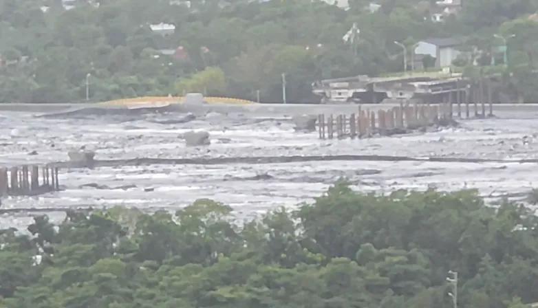 期治理優先加強馬太鞍溪及花蓮溪水系河川、排水的河道疏濬、清淤與土方清運，順暢河道以利排洪。（圖／中天新聞）
