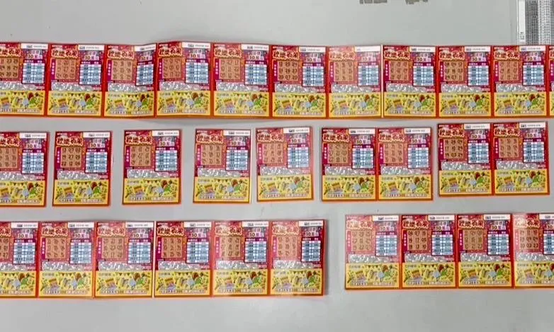 警方查扣搶來的刮刮樂歸還被害人。（圖／翻攝畫面）