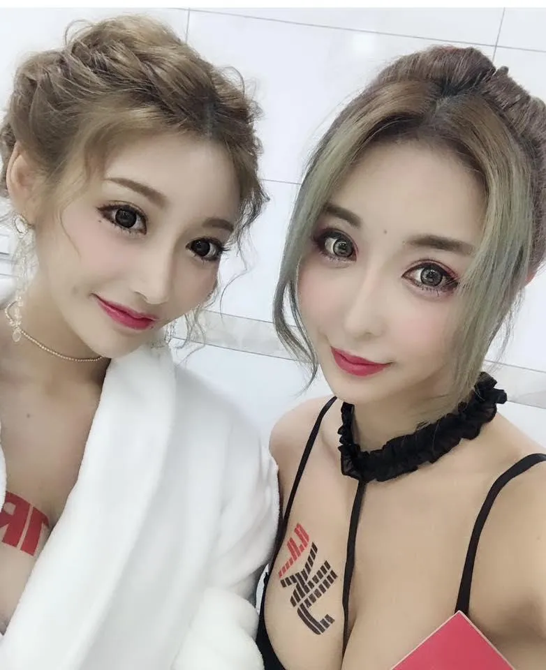 雪碧（右）曾與明日花綺羅（左）合照。（圖／翻攝自雪碧臉書）