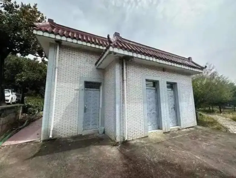 閻男在透過法拍蔣介石故居旁買地，到手竟是「公廁」。（圖／翻攝大風新聞）
