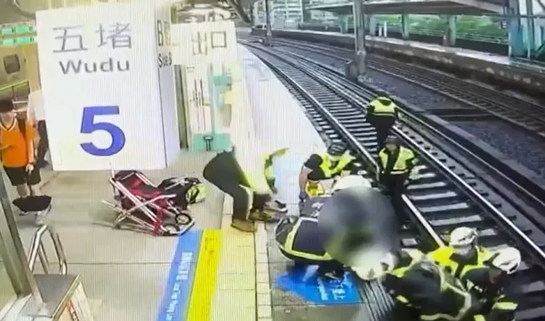 警消人員協助將男子拉上月台。（圖／翻攝畫面）