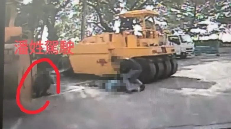 一名52歲潘姓工人駕駛壓路機進行道路柏油鋪設工程時，於倒車作業過程中疑未注意後方，直接輾過71歲的吳姓同事。（圖／翻攝畫面）