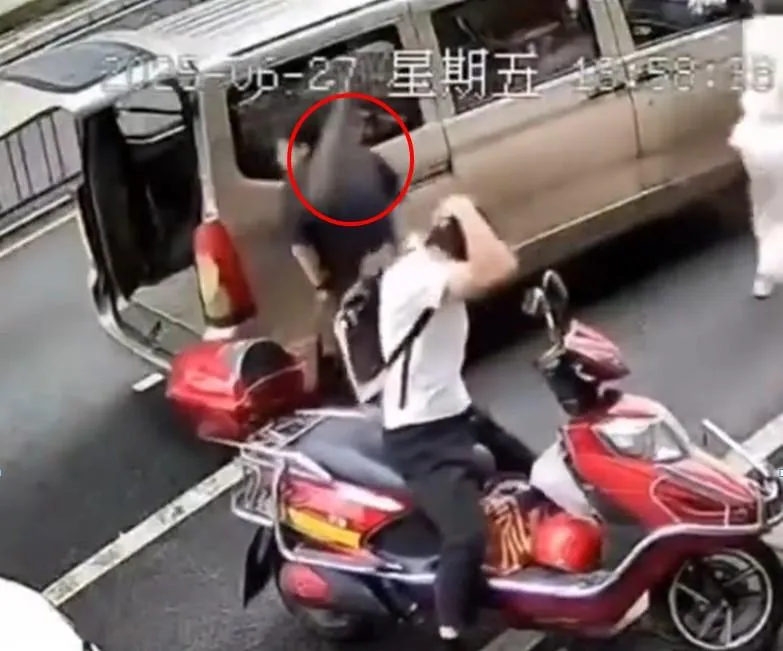 近日,大陸貴陽街頭突降下2把菜刀,差點命中路人腦袋,所幸無人傷亡。(圖/翻攝自微博)