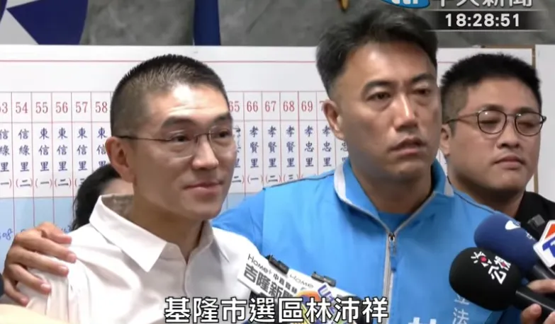 謝國樑和林沛祥相擁。（圖/中天新聞）