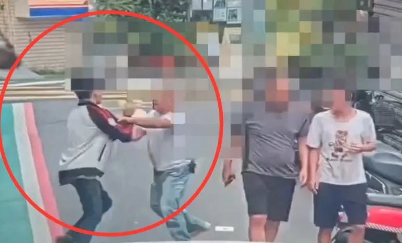 2名男子在街頭互毆。(圖/翻攝畫面)