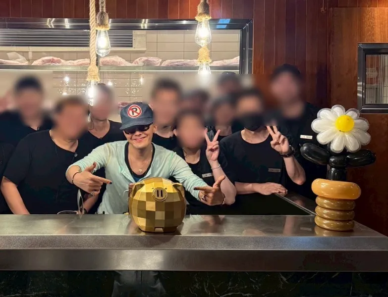 南韓天王權志龍（G-Dragon）先前在金豬食堂與可愛撲滿合照，許多粉絲都想來拍照打卡。（圖／翻攝Facebook@金豬食堂 Gold Pig Taiwan）