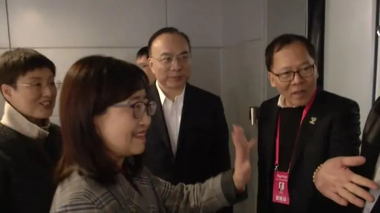 台北市副市長林奕華搭機抵達上海，上海市副秘書長朱民（中後方）、市台辦主任金梅（左）等官員接機。（中天新聞）