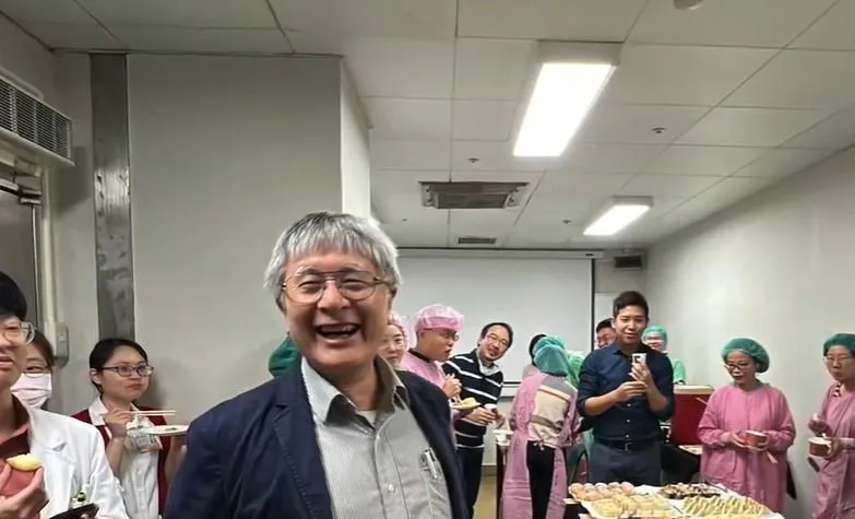 Selina在影片中回憶，2010年她因拍戲受傷住院期間，莊秀樹是主治醫師之一，她笑說對莊醫師的第一印象是「脾氣不太好」。(圖/翻攝畫面)