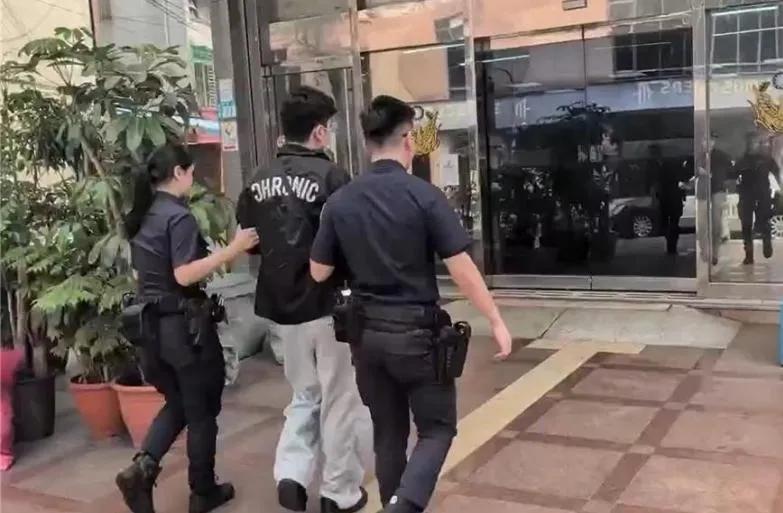 男子疑從防火巷開浴室窗戶偷窺遭警方查獲。(圖/翻攝畫面)
