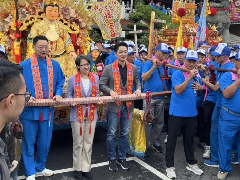 蔣萬安和副總統蕭美琴一起起轎。(圖/台北市府提供)