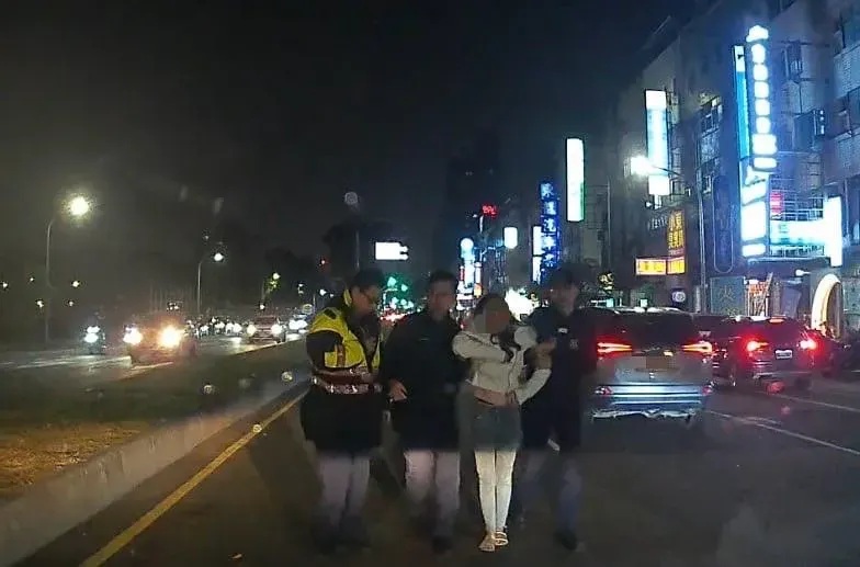 警方將女子扶起。（圖／警方提供）