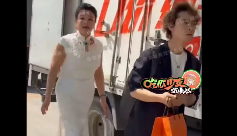 汪小菲與馬筱梅17日在大陸北京補辦婚宴,張蘭穿白色旗袍出席。(圖/翻攝自微博)