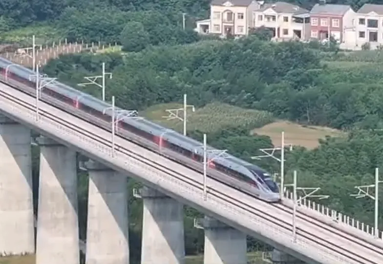 CR450高速動車組12日在湖北「試跑」。（圖／翻攝自微博@湖北日報）