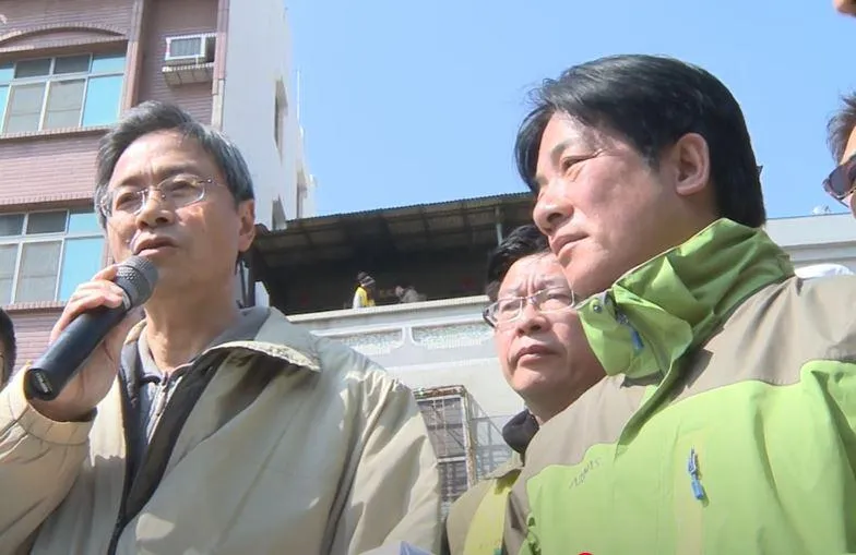 台南維冠金龍大樓倒塌時，時任行政院長張善政與時任台南市長賴清德聯手救災。（圖／行政院影音平台）