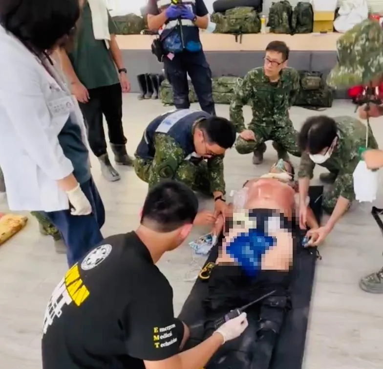 一名健壯中年男性志工在災區鏟土時突然倒地，經檢查發現體溫高達38.5度、收縮壓僅90mmHg、心跳每分鐘超過120下。（圖／翻攝國軍花蓮總醫院臉書）