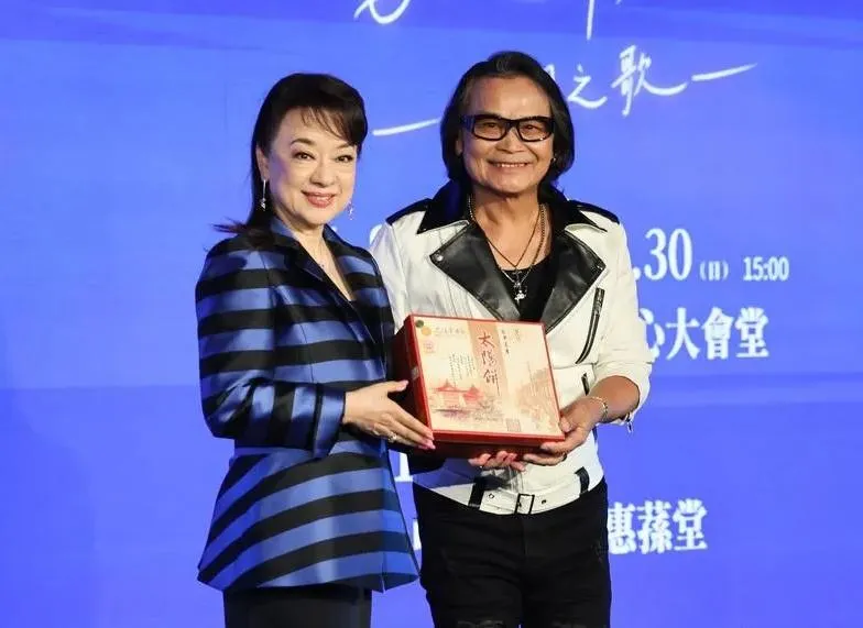《翁倩玉陽光般的60週年演唱會－時間之歌》記者會14日在台北舉行，歌手沈文程（右）到場支持，並致贈禮物給翁倩玉（左）。（圖／中央社）