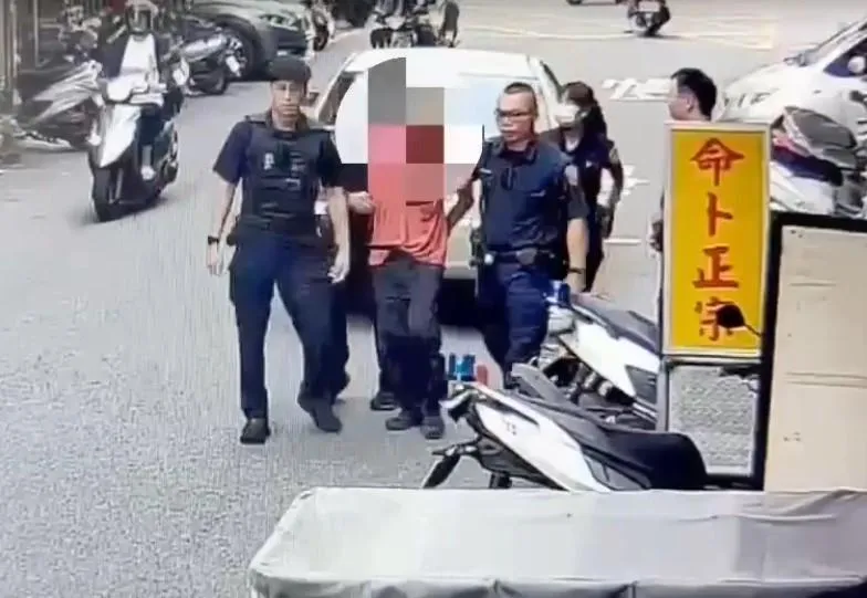 員警隨後調閱路口監視器，畫面清楚拍下車禍發生後，男子獨自從肇事車輛駕駛座下車，再若無其事走進圍觀人群的完整過程，當場戳破男子「只是路人」的說法。（圖／翻攝畫面）