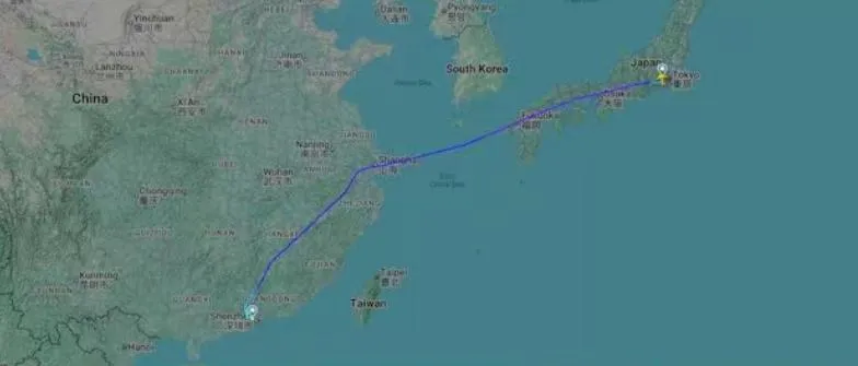 飛行路線顯示，途中曾停靠東京美軍橫田空軍基地。（圖／翻攝新浪微博）