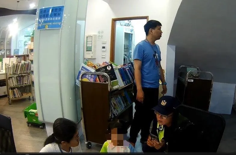 女童走失後向路人求助被帶來圖書館求援，警方迅速到場處理。（圖／警方提供）