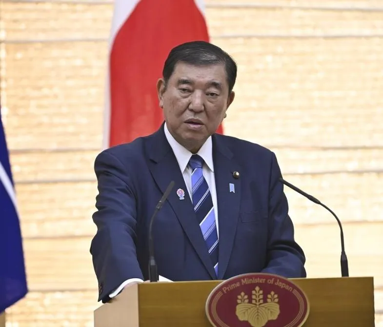日本首相石破茂在總理大臣官邸召開記者會，宣布將辭去自民黨總裁職務，並啟動辭去日本首相程序。（圖／美聯社）