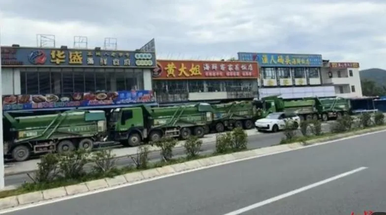 店家租來多輛大卡車阻擋風雨。(圖/翻攝《網易》)