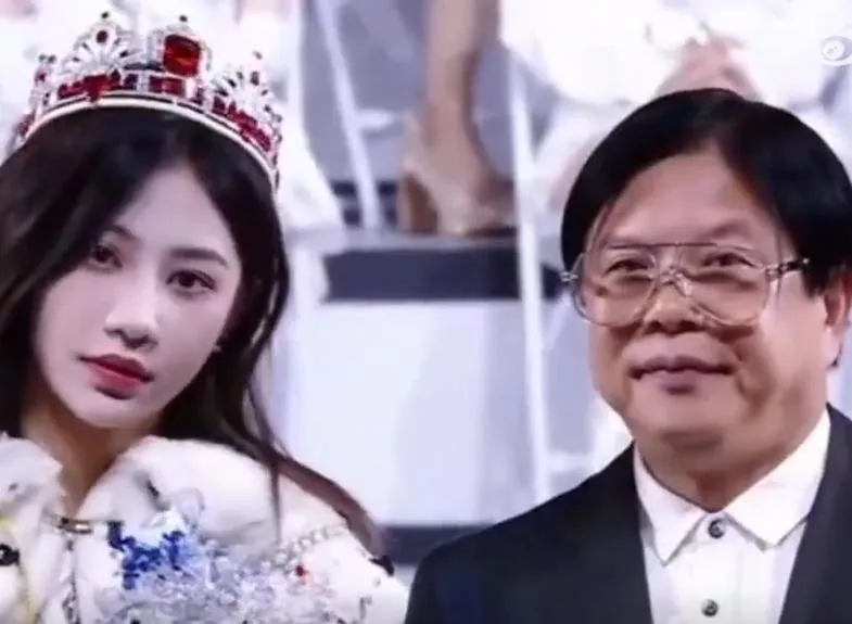 王子杰（右）堪稱女團教父。（圖／翻攝新浪微博）