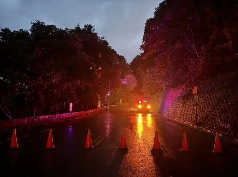 受連日豪雨影響，南投縣山區道路27日驚傳邊坡落石坍方意外。（圖／翻攝畫面）