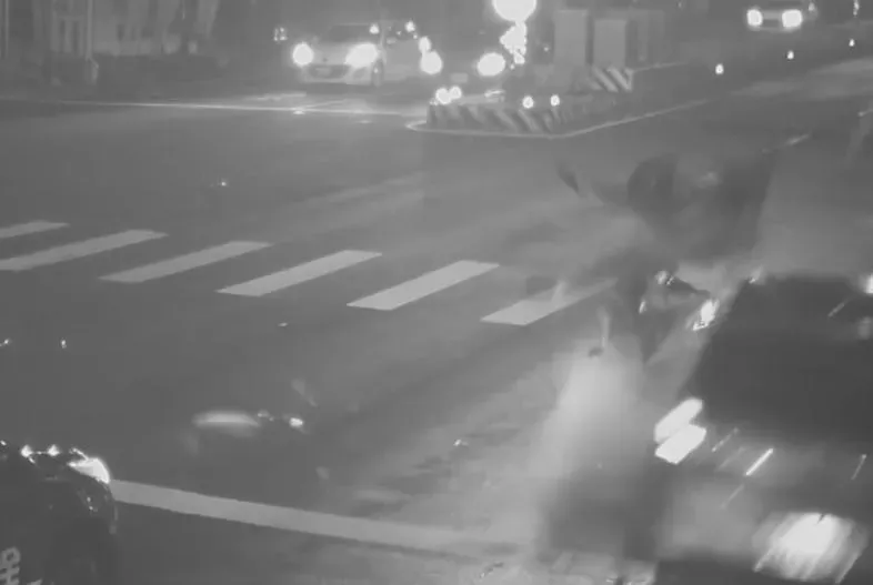 陳男尚未停穩就被魏男駕駛的車輛高速衝撞。（圖／翻攝畫面）