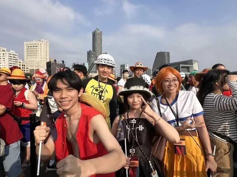 真人版影集《航海王》第2季上線，國際影音串流平台14日特別在高雄港邊舉辦《航海王》大遊行，吸引許多人打扮成劇中經典角色參與。（圖／中央社）