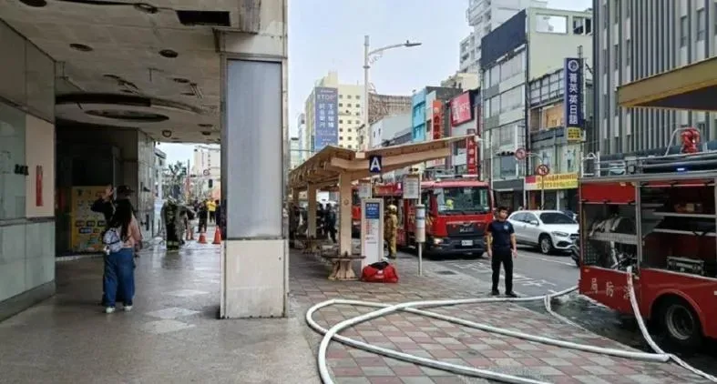 高雄市三民區一棟高樓今下午發生火警。(圖/翻攝畫面)