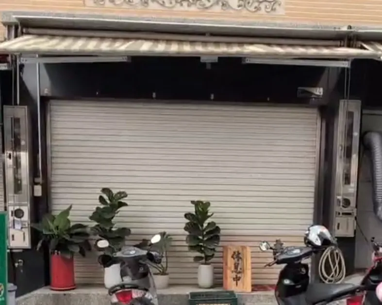 嘉義縣中正大學對面1間販售海南雞飯的店家驚傳疑似食物中毒案件,29名學生用餐後出現腹痛、拉肚子。(圖/中天新聞)