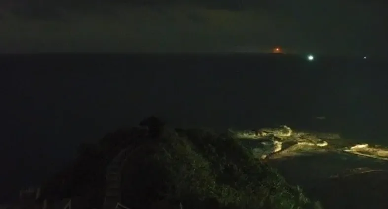 東管處大石鼻山的即時影像捕捉到搜救畫面，照明彈點亮夜空。（圖／翻攝自東部海岸國家風景區管理處YouTube頻道）