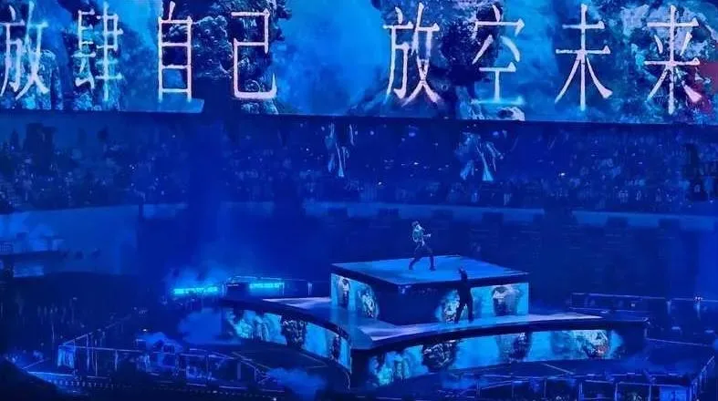 《F✦FOREVER恆星之城》巡迴演唱會28日至30日在印尼雅加達登場,首度來到印尼開唱的「五月天」阿信在巨型LED螢幕與藍色燈光下,於舞台中央獨自演唱經典歌曲〈盛夏光年〉。(圖/中央社)