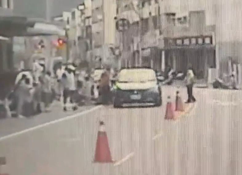員林獅子會榮譽主委黃清標表示，肇事車輛疑似未減速，按喇叭後仍持續前進，進而擦撞靠路邊跑步的男童，詳細原因仍待警方釐清。（圖／警方提供）