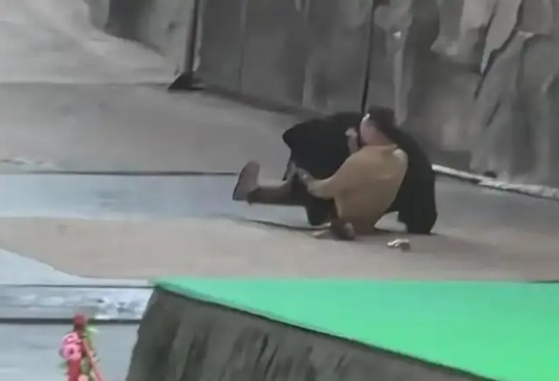 黑熊與飼養員發生拉扯將其推倒在地。（圖／翻攝封面新聞）