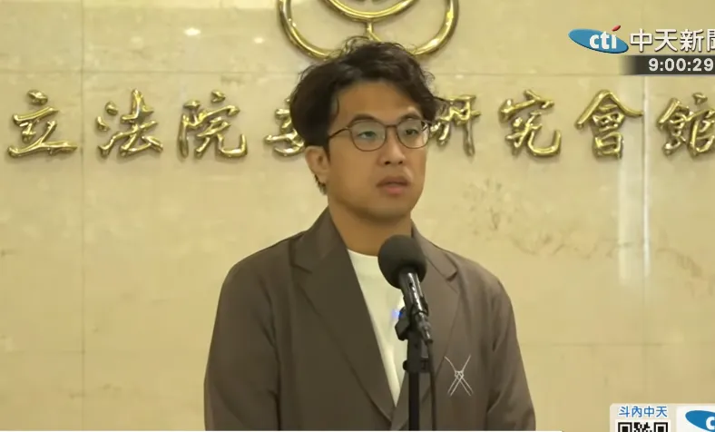 民進黨台北市長參選人沈伯洋22日在立法院接受媒體聯訪。（圖／中天新聞）